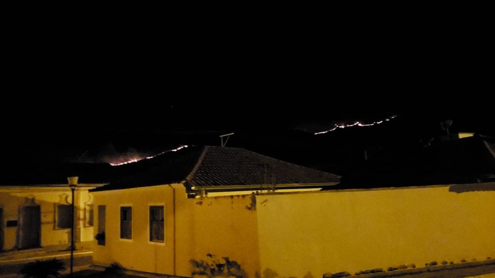 Durante a noite é possível ver as chamas do Centro Histórico de Natividade — Foto: Divulgação/Simone de Natividade