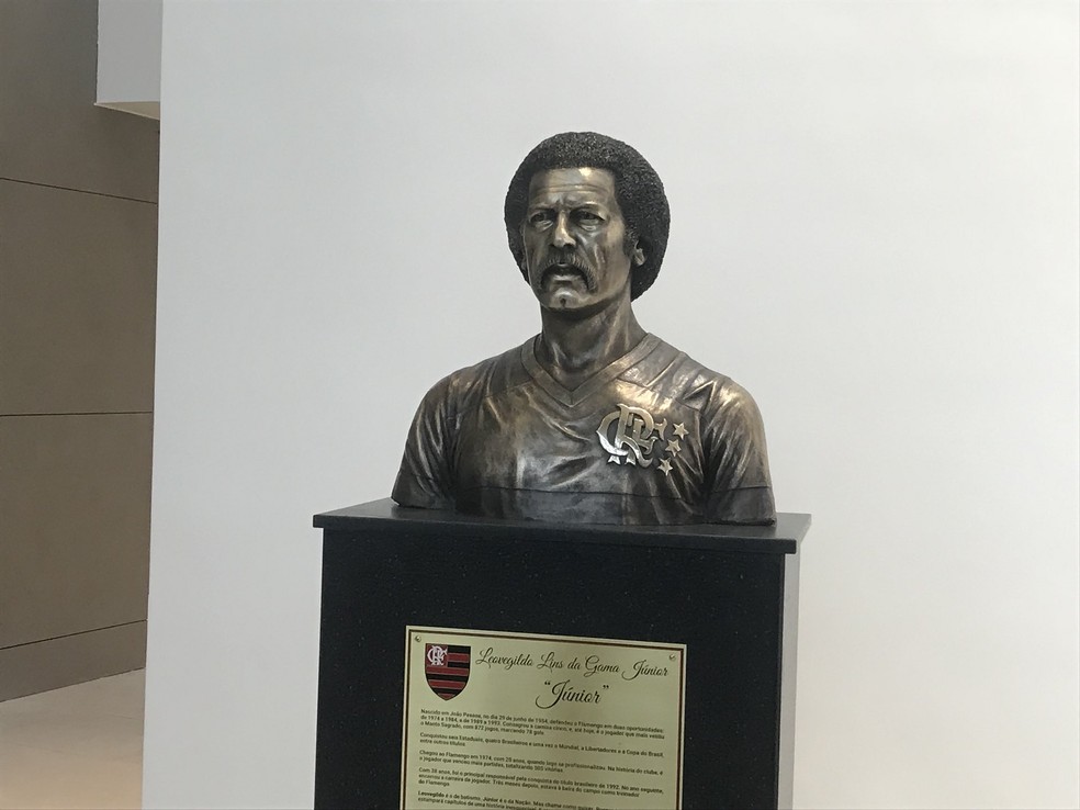 Dentro do pr�dio, J�nior � homenageado com busto � Foto: Amanda Kestelman/GloboEsporte.com