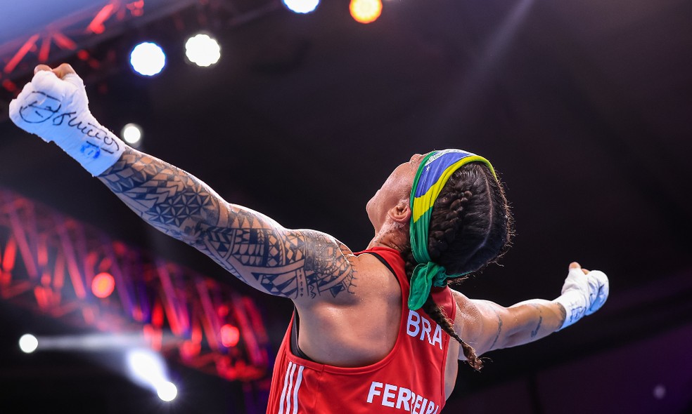 Bia Ferreira comemora conquista do bicampeonato mundial de boxe — Foto: Divulgação/CBBoxe