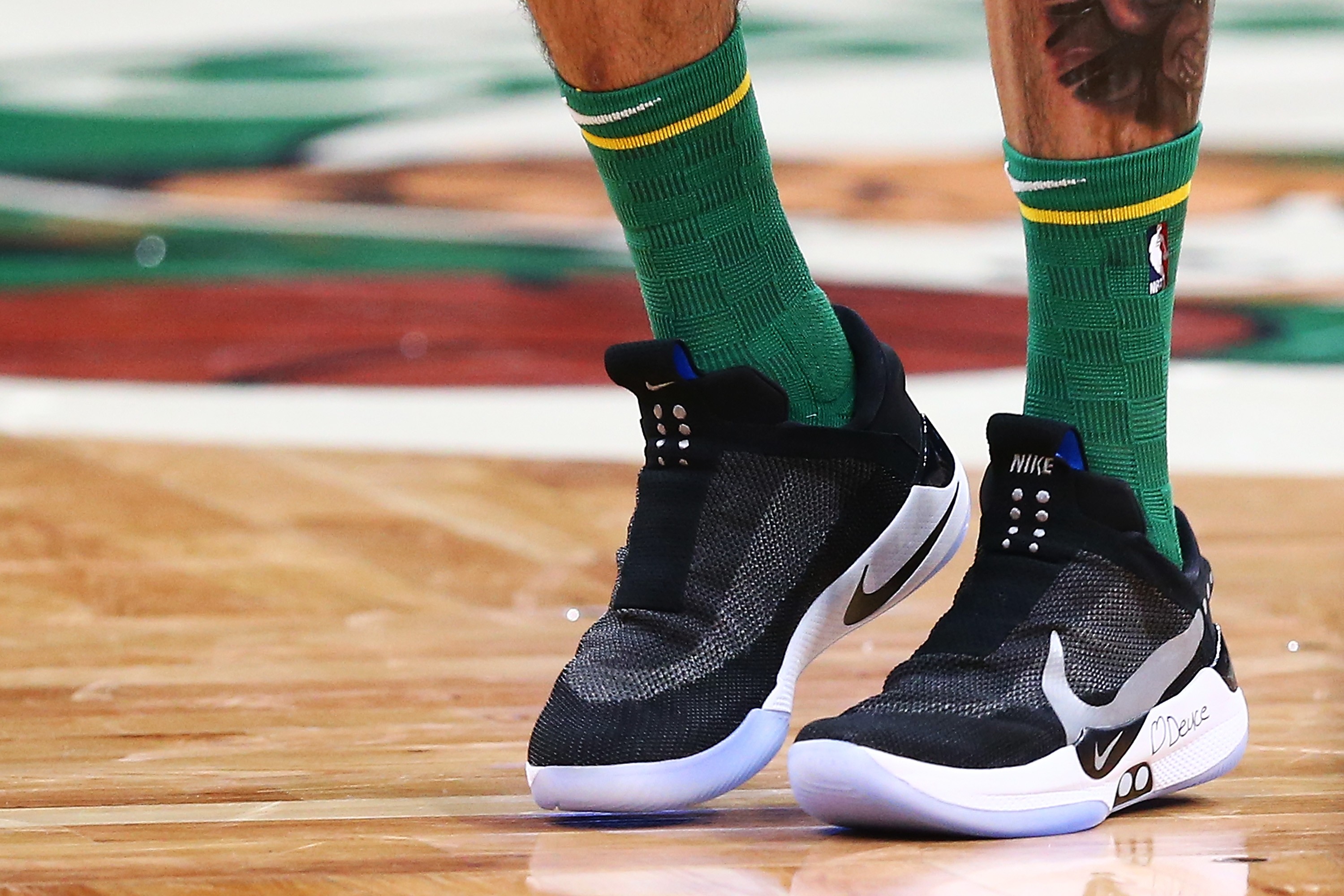 O Nike Adapt BB usado por Jayson Tatum em partida da NBA (Foto: Getty Images / Adam Glanzman )