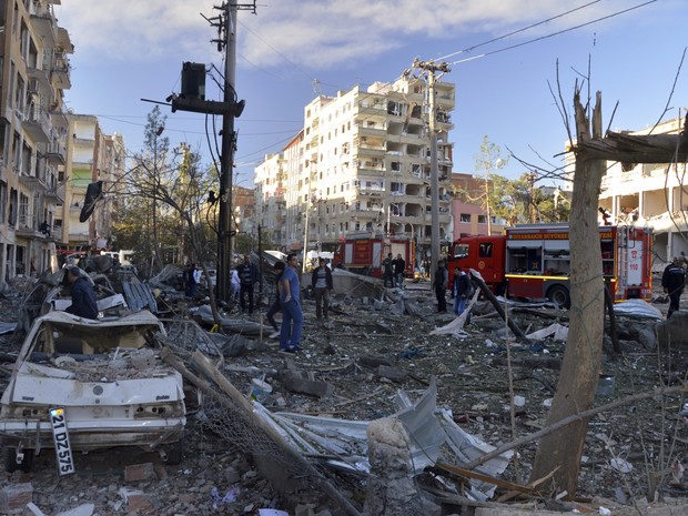 People watch the damage after an explosion in southeastern Turkish city of Diyarbakir, early Friday, Nov. 4, 2016. A large explosion hit the largest city in Turkey&#39;s mainly Kurdish southeast region on Friday, wounding several people, the state-run Anadolu (Foto: IHA via AP)