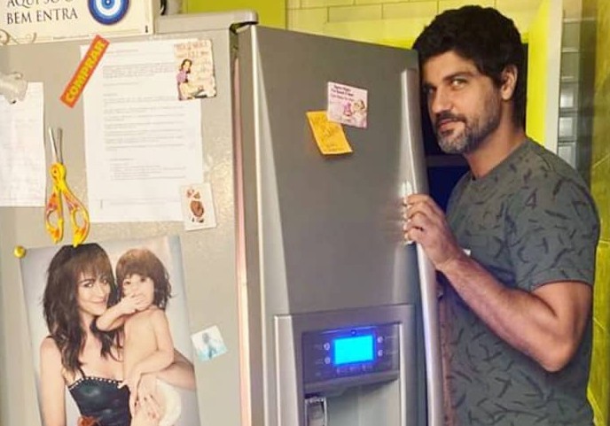 Bruno Cabrerizo foi 'pego no flagra' por Carol Castro assaltando a geladeira (Foto: Reprodução/Instagram)