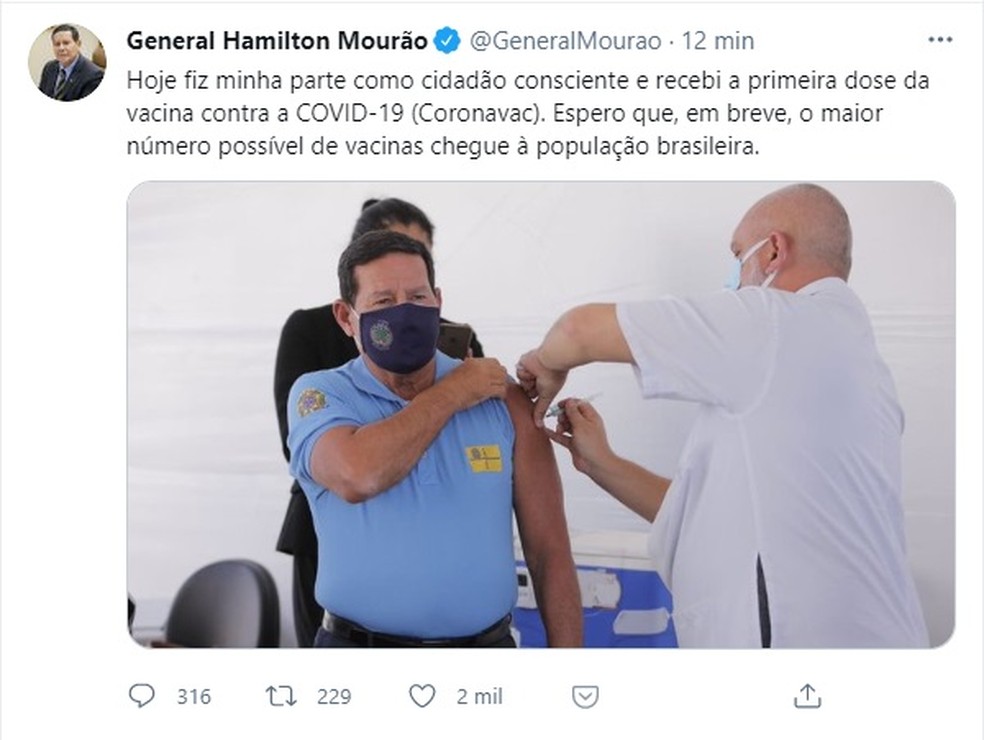 Vice-presidente, Hamilton Mourão, é vacinado em Brasília  — Foto: Twitter/Reprodução 