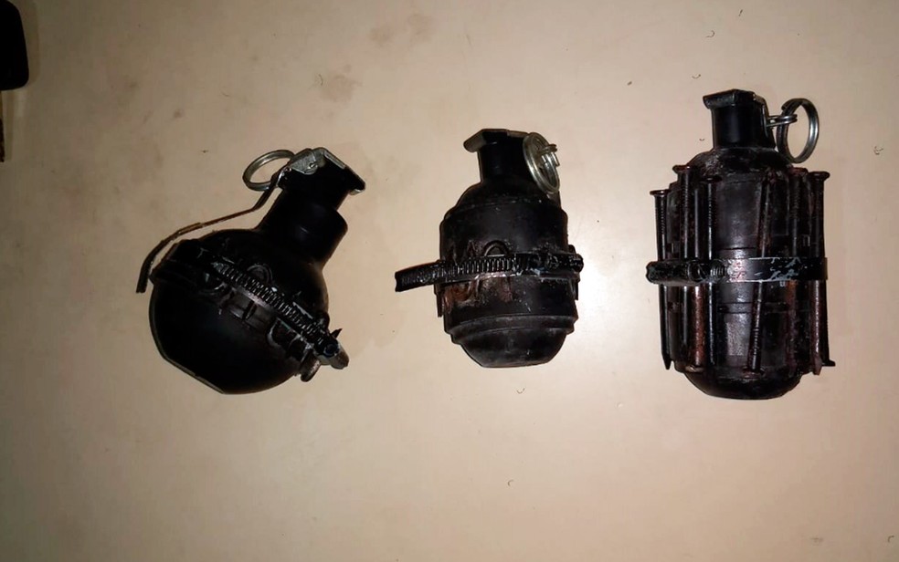 Granadas foram achadas dentro de mala em uma laje de casa em Salvador (Foto: Divulga&ccedil;&atilde;o/Pol&iacute;cia Militar)