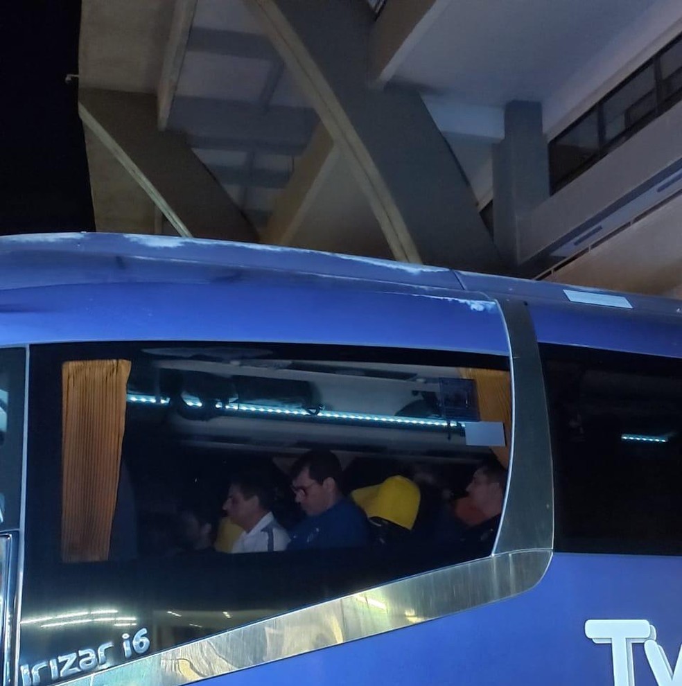 Demitido, Fábio Carille divide ônibus com dirigentes do Corinthians — Foto: Victor Lessa / Rádio Globo