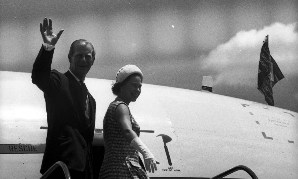 A Rainha e o Príncipe Philip embarcam de Brasília para o Rio de Janeiro — Foto: Arquivo o Globo / Agência O Globo - 11/06/1968