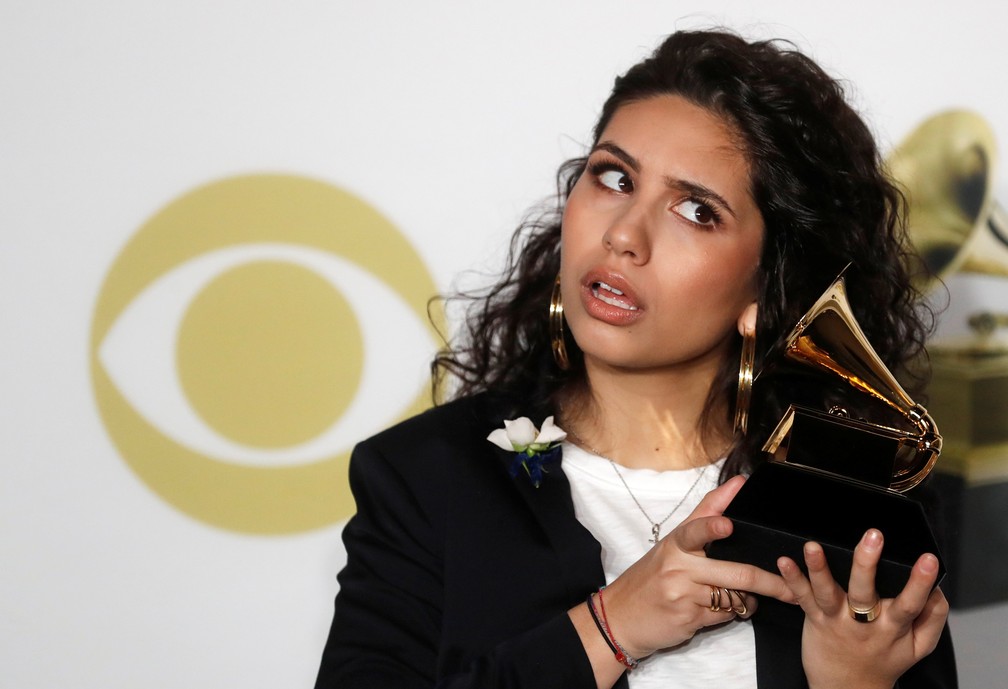 Alessia Cara com o Grammy de Artista Revelação (Foto: REUTERS/Carlo Allegri)