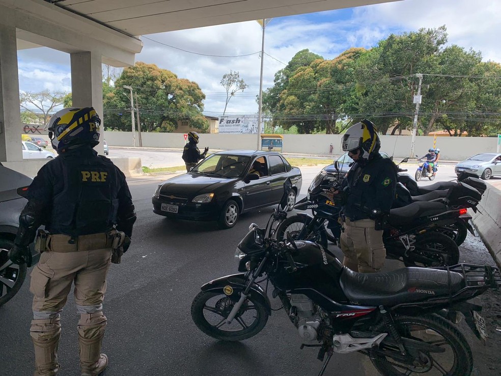 Agentes da PRF fiscalizam principais rodovias do RN no feriadão — Foto: Anna Alyne Cunha/Inter TV Cabugi