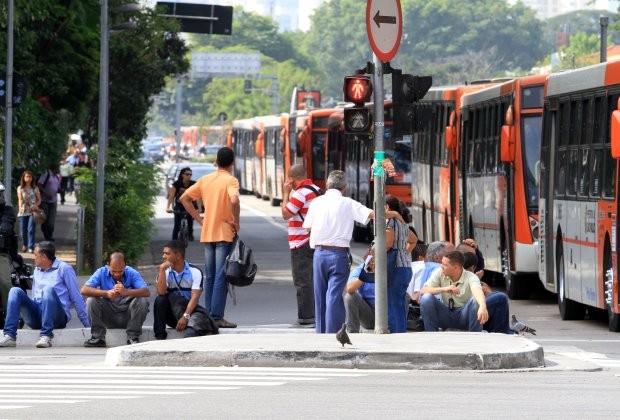 Cerca de 60 Onibus ficaram parados na Av. Faria Lima com Av. Rebouças na Zona Oeste de São Paulo na tarde desta quarta-feira (Foto: Marcelo D'Sants / Frame / Agência O Globo)