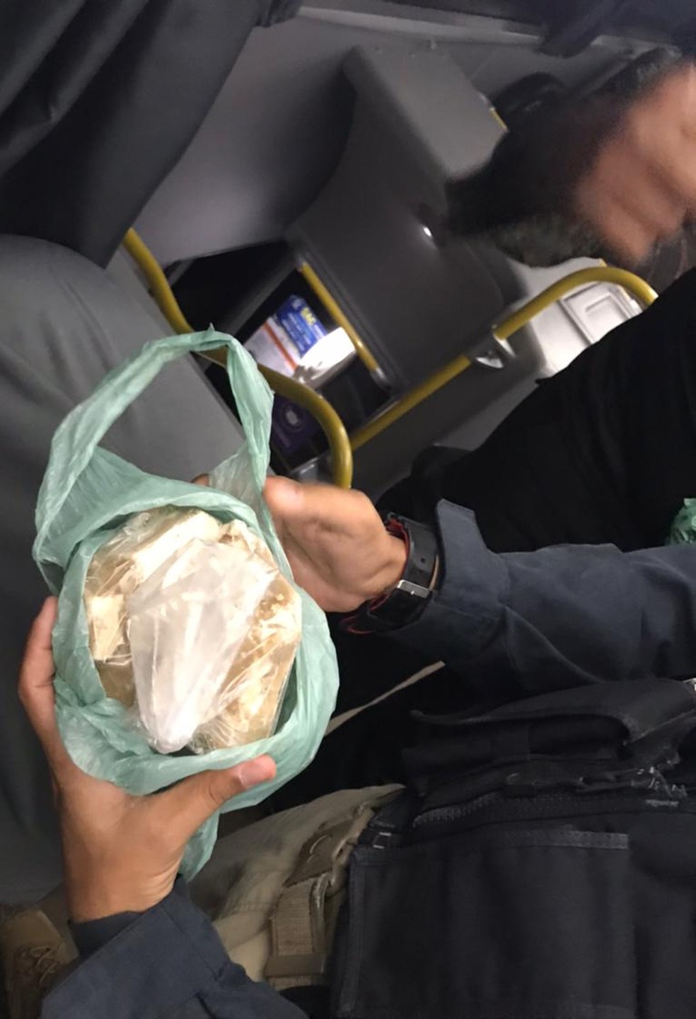 Droga estava escondida na bagagem de passageiro que seguia para Tarauacá  — Foto: Asscom/Sejusp