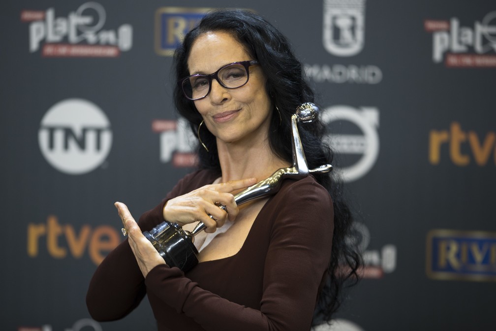 Sonia Braga posa com o Prêmio Platino, em Madrid — Foto: AP Foto/Francisco Seco