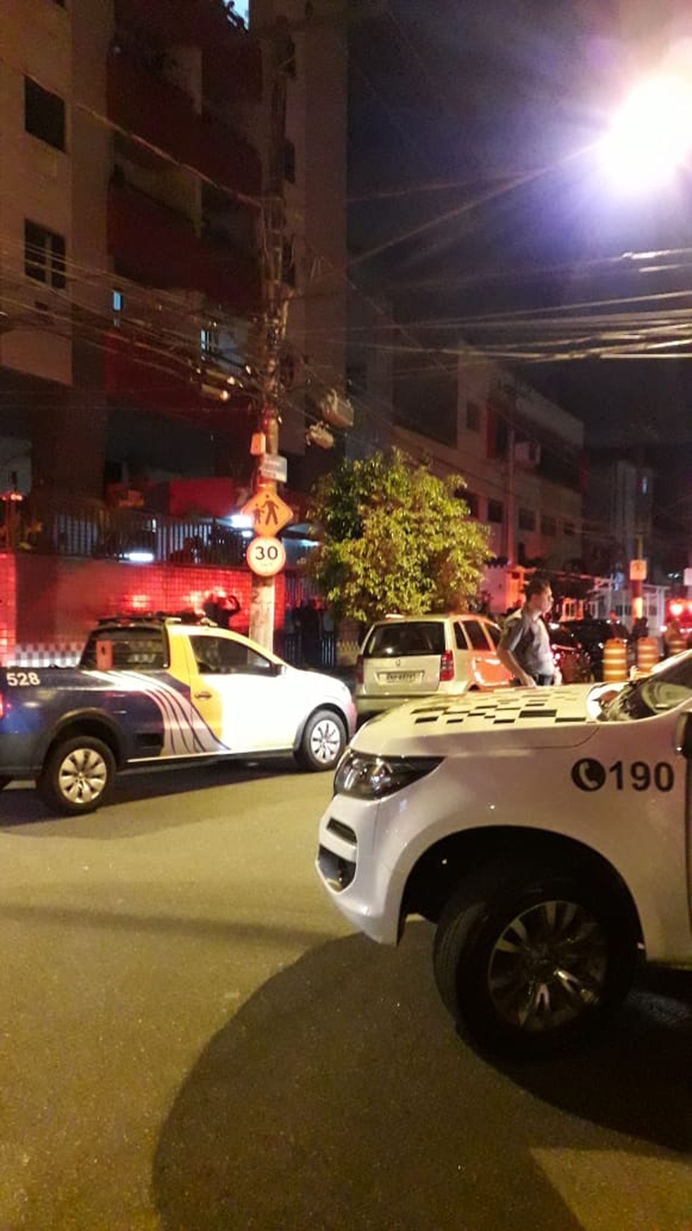 Elevador despenca em prédio residencial e quatro pessoas morrem em SP — Foto: G1 Santos