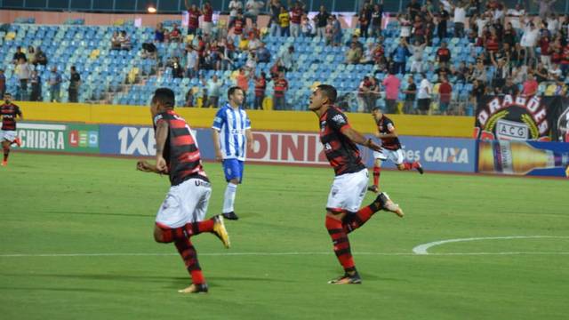 BrandÃ£o corre para comemorar o primeiro gol do jogo