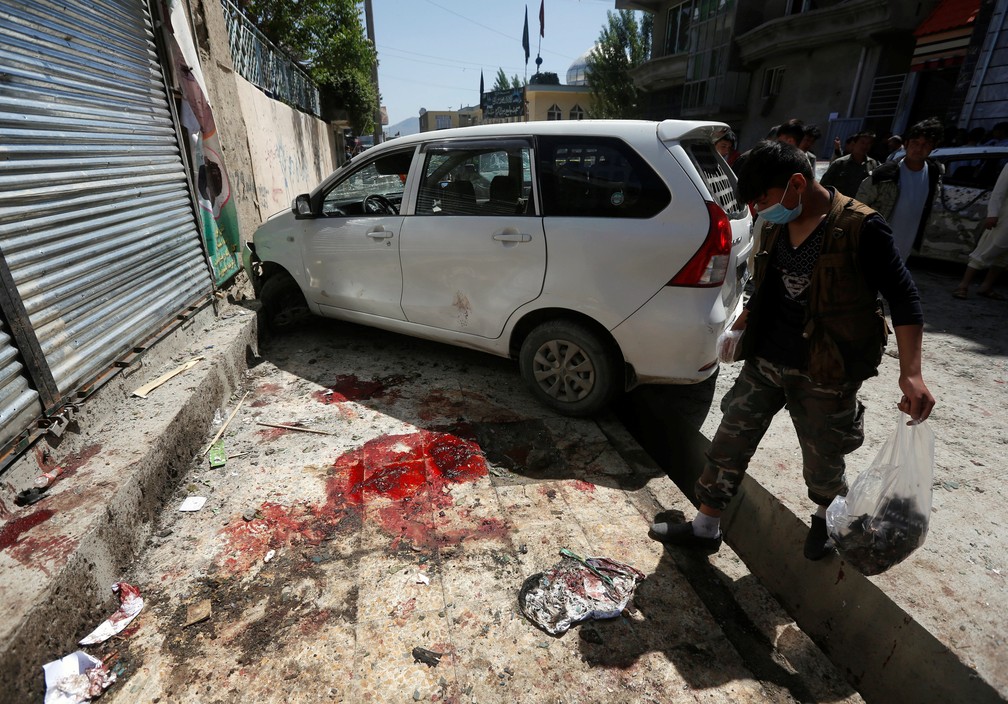 Homem inspeciona local onde explosÃ£o foi registrada, em Cabul (Foto: Omar Sobhani/Reuters)