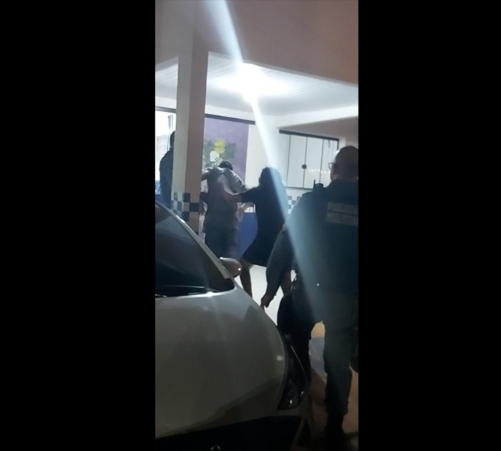 Irmã bate em adolescente apreendido em delegacia — Foto: Reprodução