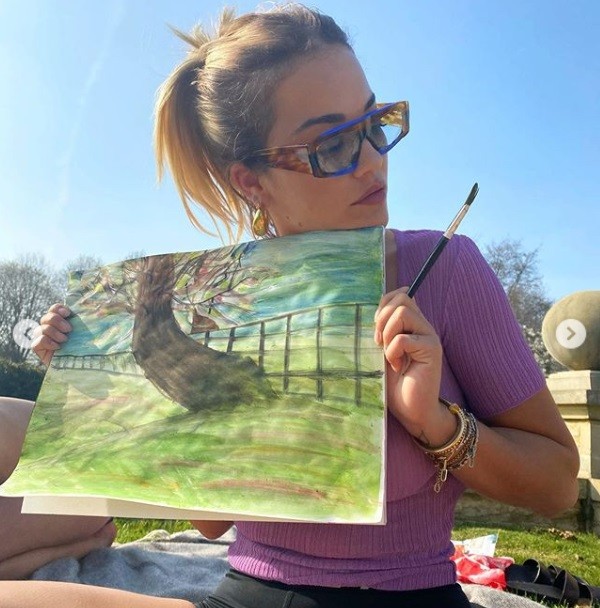 Rita Ora com a pintura que fez durante a quarentena (Foto: Instagram)