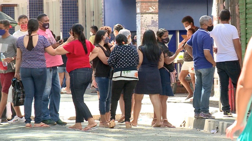 Lotação no Centro de Teresina no primeiro dia de retomada do comércio varejista e atacadista — Foto: Reprodução TV Clube