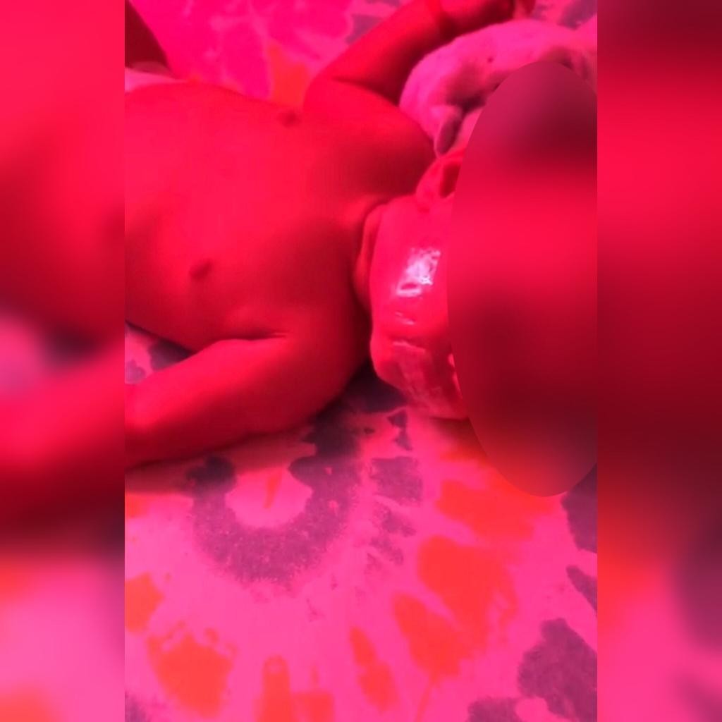 Mãe cola fita adesiva para tapar a boca da filha de 6 meses em MT; veja vídeo