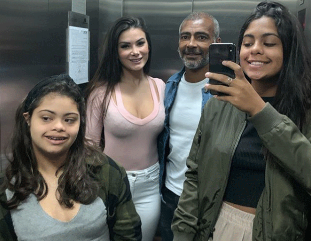 Romário com as filhas, filhas, Ivy e Isabellinha Faria, e a namorada, Ana Nazario (Foto: Reprodução/ Instagram)