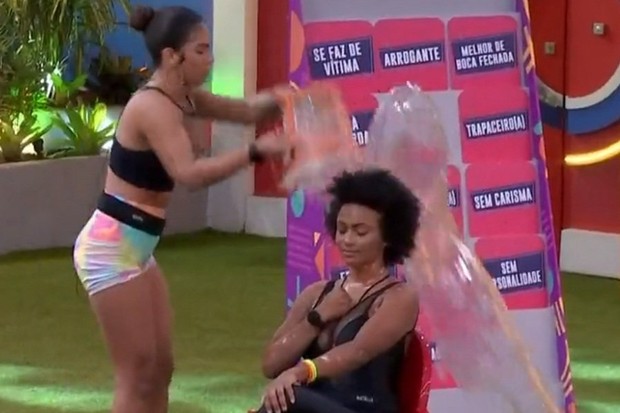 BBB 22 - Maria joga balde de água com força em Natália (Foto: Globo/Divulgação)