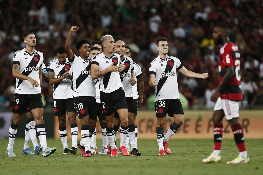Jogadores do Vasco comemoram o gol na vitória sobre o Flamengo, no último confronto entre os dois