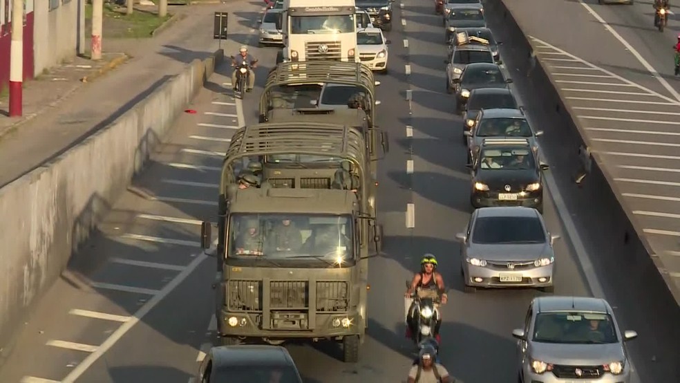 Militares do Exército fazem operação em Belford Roxo, na Baixada Fluminense, na manhã desta quarta-feira (14). — Foto: Reprodução/TV Globo