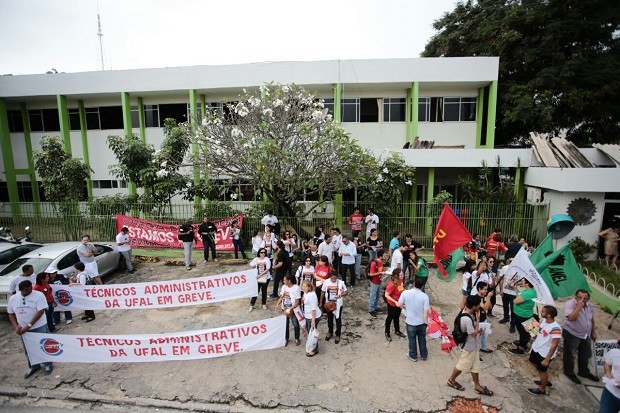 Protesto ocorreu em frente ao Instituto Federal de Alagoas (Ifal), em Maceió (Foto: Jonathan Lins/G1)