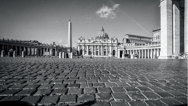 11 de março 2020: Praça de São Pedro, no Vaticano, onde o papa recebe até 300 mil fiéis, fechada para evitar contágio (Foto: Getty Images)