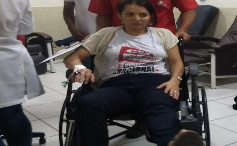 Professora Patrícia Andrade ficou ferida após fraturar o fêmur durante empurra-empurra em protesto na Alepi (Foto: Arquivo Pessoal / Patrícia Andrade)