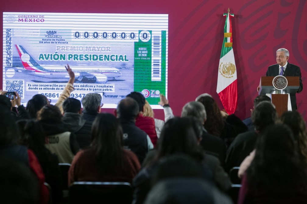 Presidente do México, Andrés Manuel López Obrador, apresenta bilhete para rifa de avião presidencial nesta terça-feira (28) — Foto: HO/Presidência do México/AFP