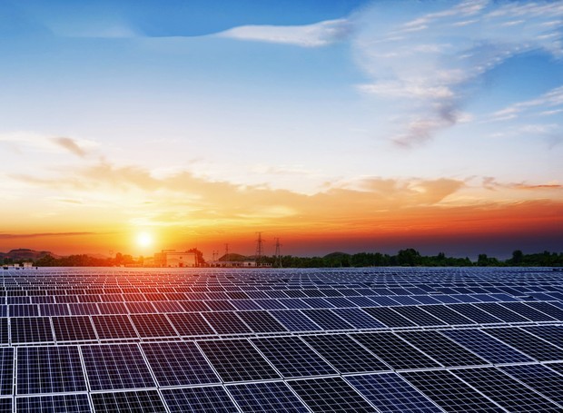 A instalação de placas solares cresceu 70% no ano passado e seu preço caiu 90%, deixando o equipamento mais acessível ao consumidor (Foto: Thinkstock)