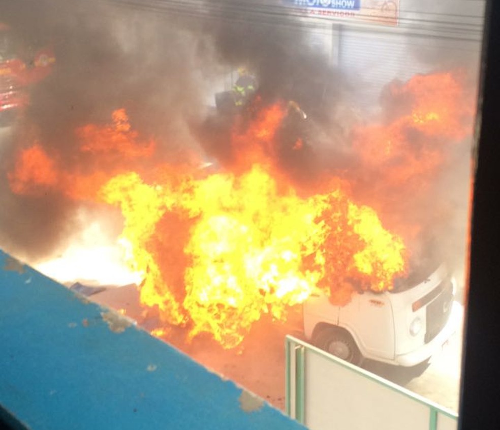 IncÃªndio pode ter sido provocado apÃ³s uma pane na Kombi  (Foto: Elton Alves SÃ¡/Arquivo pessoal)