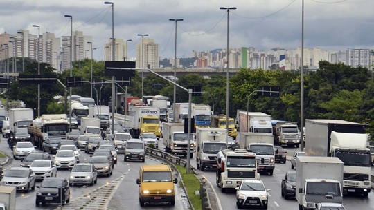 Novo BMW Série 5 2024 é vegano e muda de faixa pelo olhar do motorista