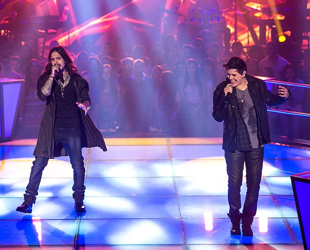Kim Lírio e Thiago Soarem sobem ao palco cantando o sucesso With or Without you, de U2 (Foto: Isabella Pinheiro/Gshow)