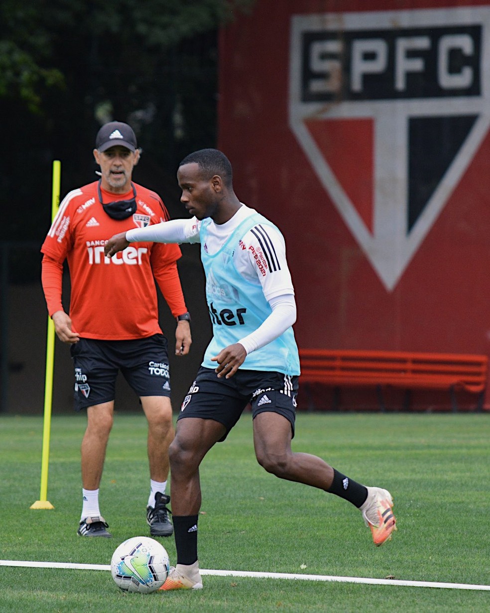 Helinho em treino do São Paulo — Foto: Erico Leonan / saopaulofc.net