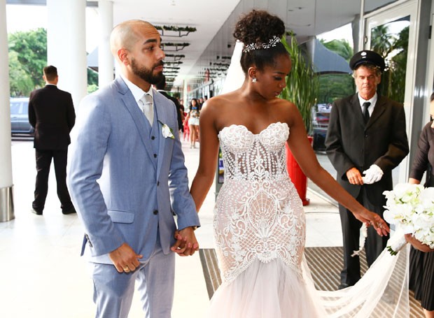 Iza e Sérgio Santos chegam à sua festa de casamento (Foto: Roberto Filho/Brazil News)