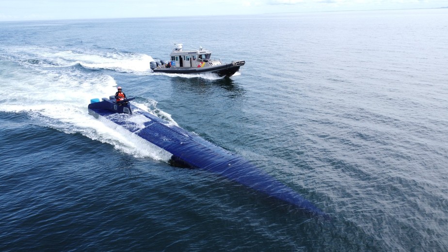 Narcossubmarino carregado de cocaína é escoltado por embarcação da Marinha colombiana
