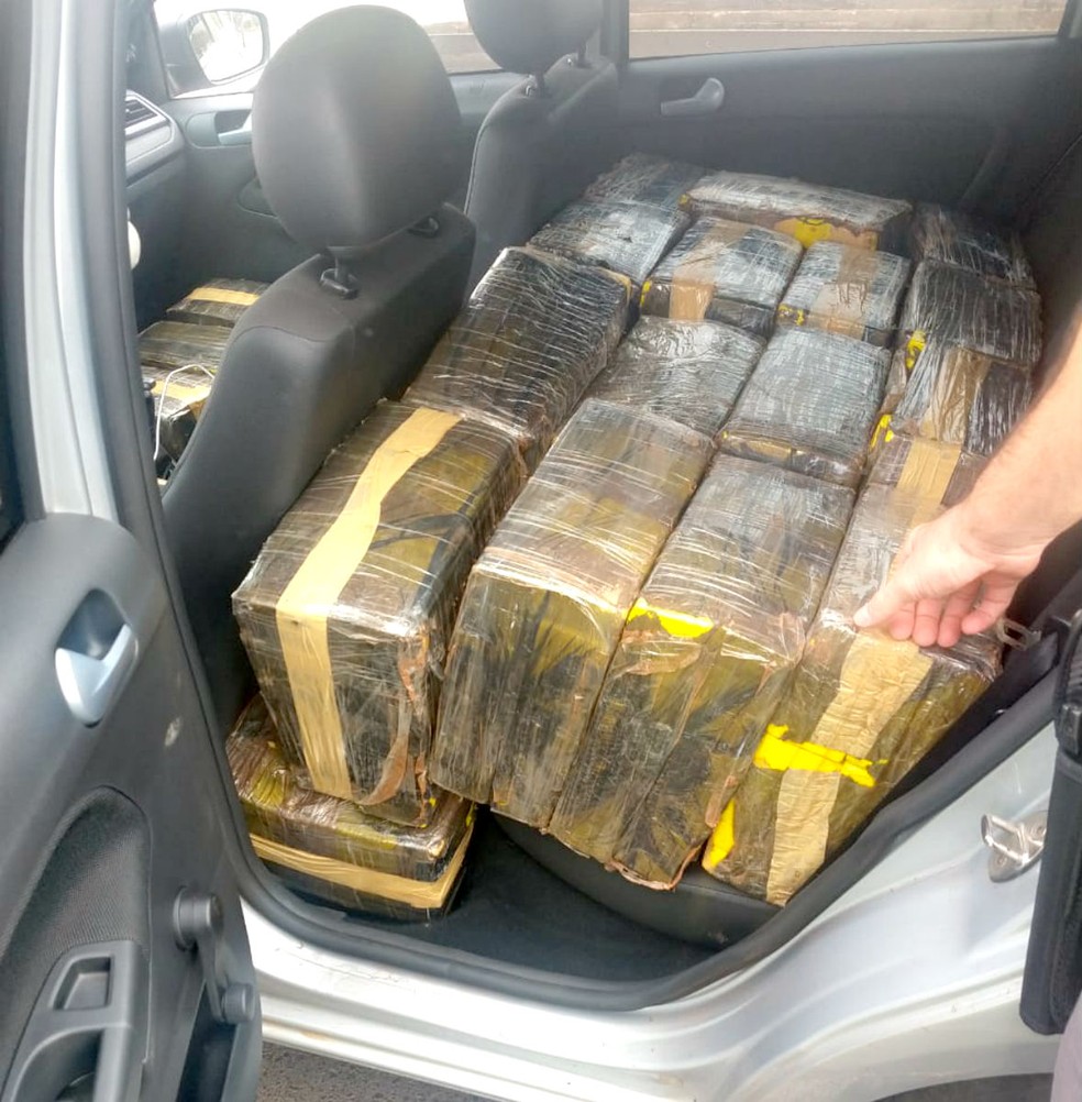 Tabletes da droga ocupavam todo o espaço destinado aos passageiros, nos bancos dianteiro e traseiro — Foto: Polícia Militar/Divulgação