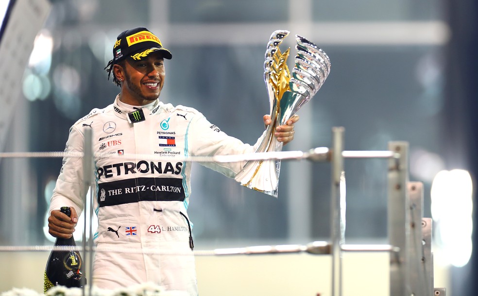 Lewis Hamilton com o troféu do GP de Abu Dhabi — Foto: Getty Images