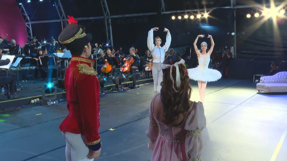 Concerto da Orquestra Sinfônica do Teatro Nacional com balé ao vivo durante estreia da iluminação de Natal da Torre de TV de Brasília — Foto: TV Globo/Reprodução