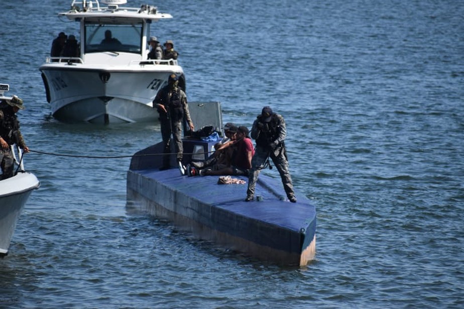 Quase duas toneladas de cocaína e três homens foram encontrados pelas autoridades dentro do submarino