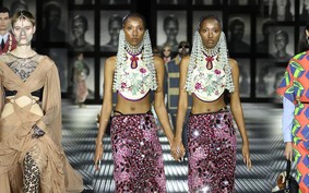 Gucci apresenta desfile espelhado, com a coleção desfilada por gêmeos