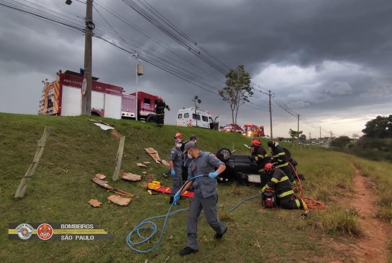 Homem é resgatado das ferragens após carro capotar em marginal da Dutra em São José