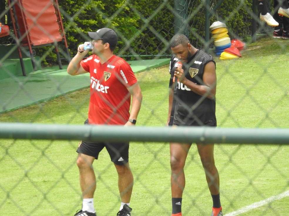 André Jardine e Jucilei conversaram no São Paulo após o treino de quinta-feira — Foto: Marcelo Hazan