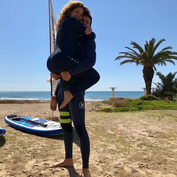 Shakira posa agarrada com o marido (Foto: Reprodução/Intagram)