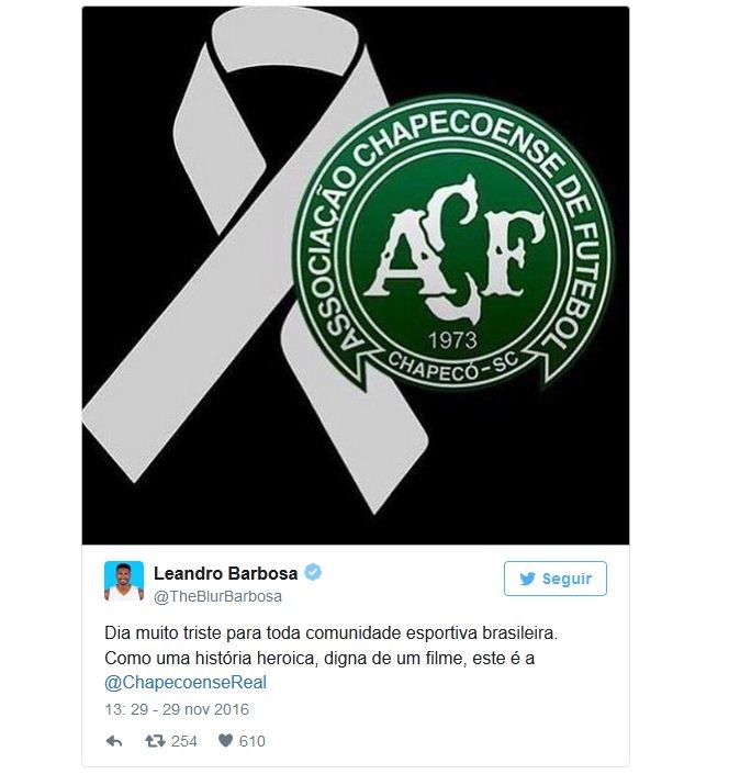 Leandrinho presa homenaem a vítimas da Chapecoense (Foto: Reprodução/Twitter)