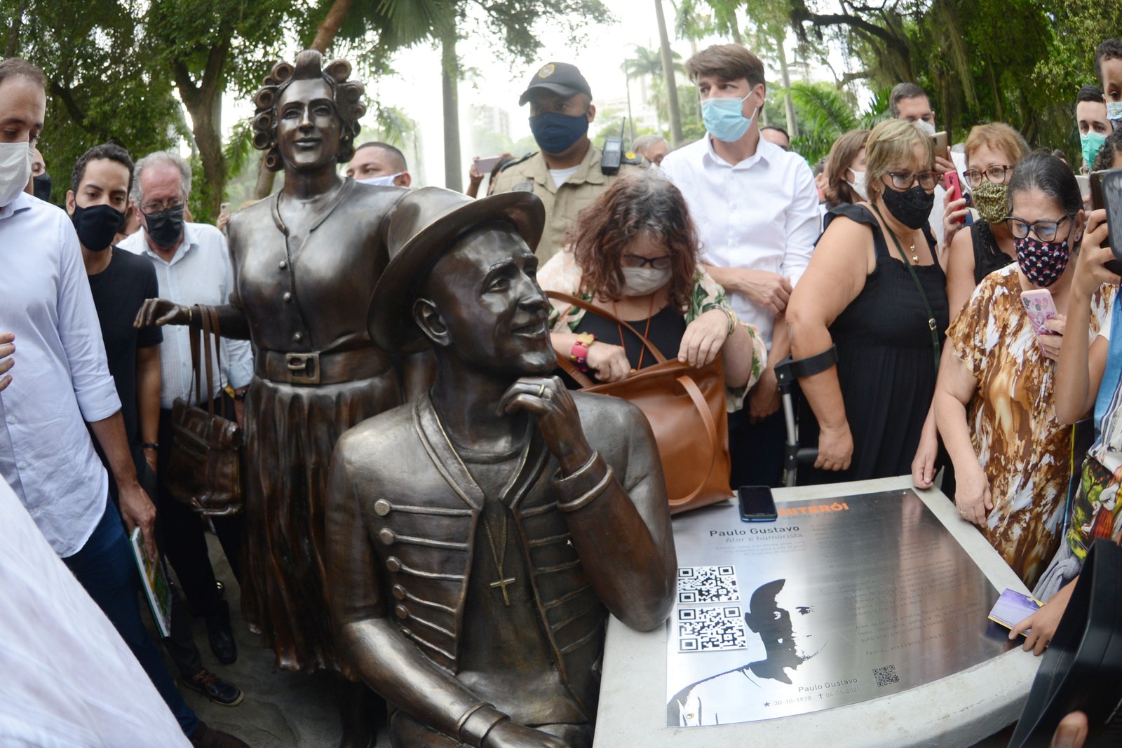 Outra homenagem do município ao artista foi a inauguração de uma estátua de Paulo Gustavo e de sua mais famosa personagem, Dona Hermínia — Foto: ADRIANO ISHIBASHI / AGÊNCIA O GLOBO 