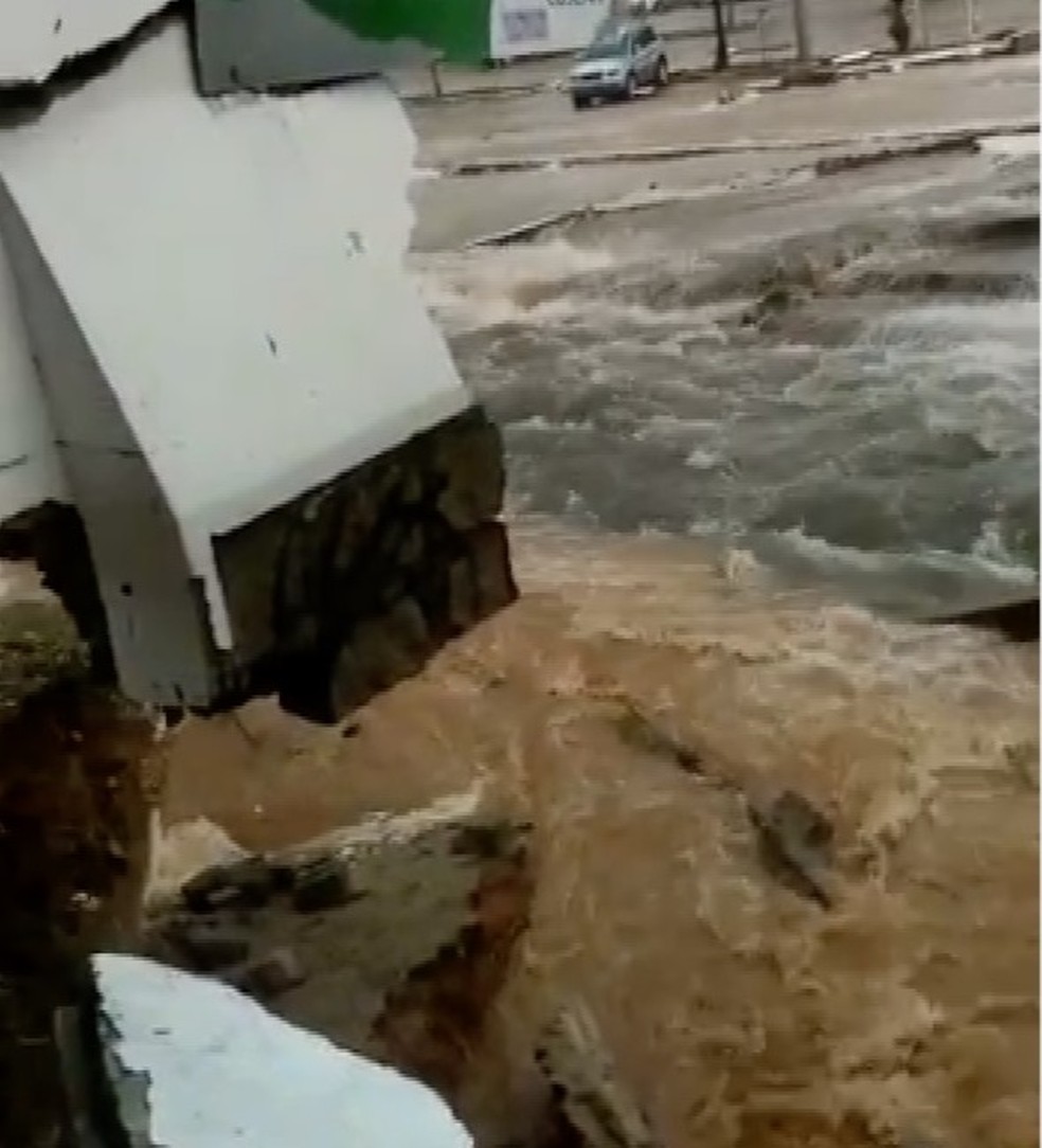 Força da água derrubou muro da Cosern próximo ao canal do Baldo em Natal — Foto: Reprodução