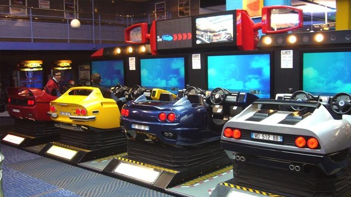 A versão de Outrun 2 com quatro carros era uma raridade em fliperamas (Foto: Reprodução/Body Building Forum)