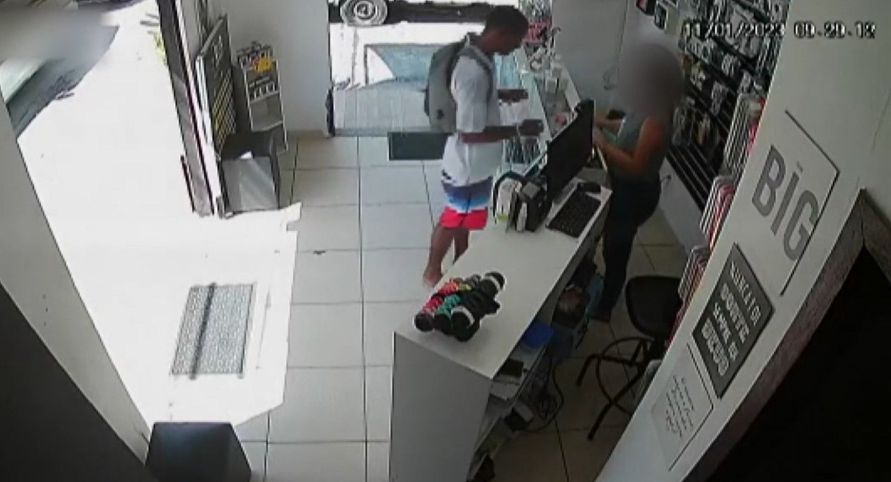 VÍDEO: homem finge ser cliente e rouba objetos de loja no bairro da Boca do Rio, em Salvador
